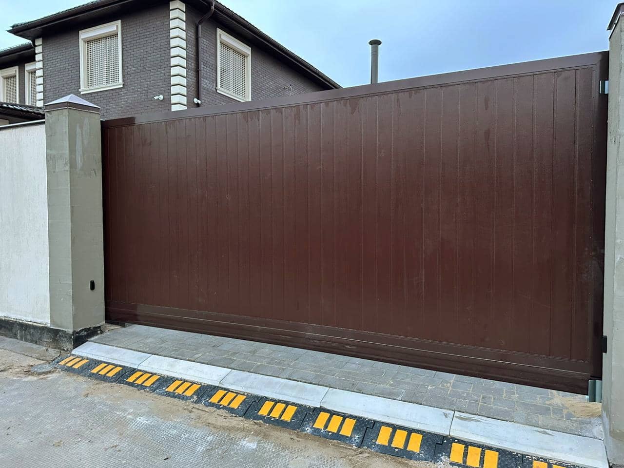Уличные ворота DoorHan в Сочи с установкой
